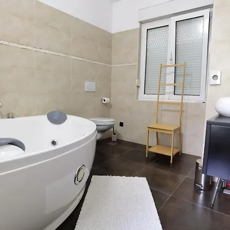 Pine And Lime Appartement Pula