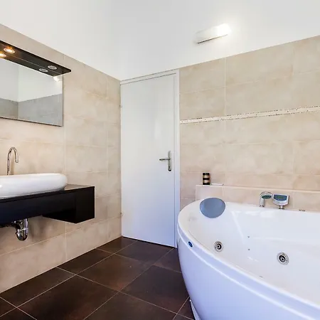 Pine And Lime Appartement Pula