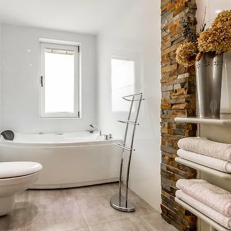 Apartment Pine And Lime Pula