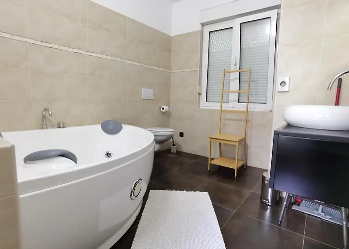 Pine And Lime Apartment Pula