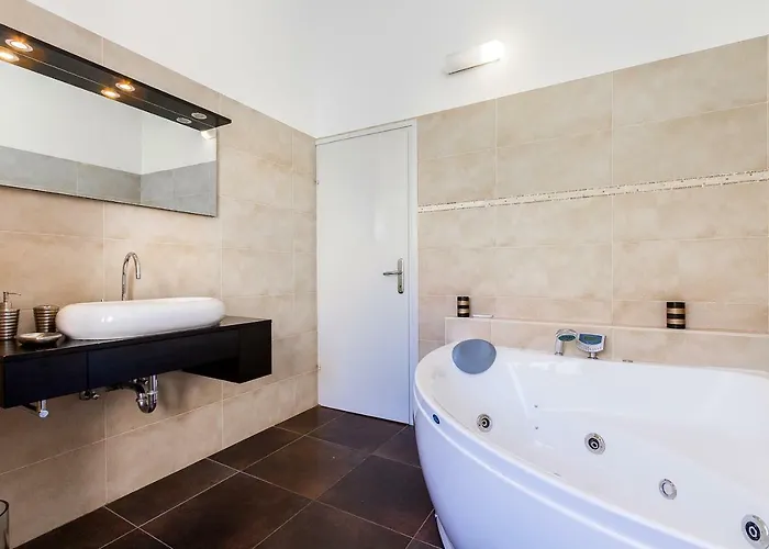 Pine And Lime Apartment Pula