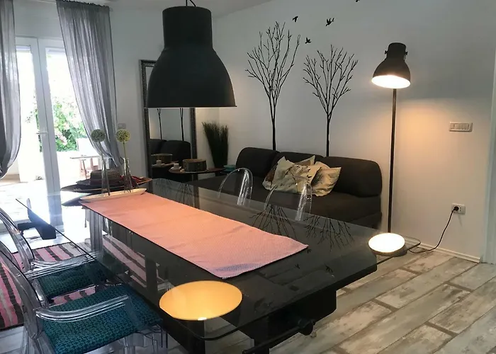 Apartment Pine And Lime *